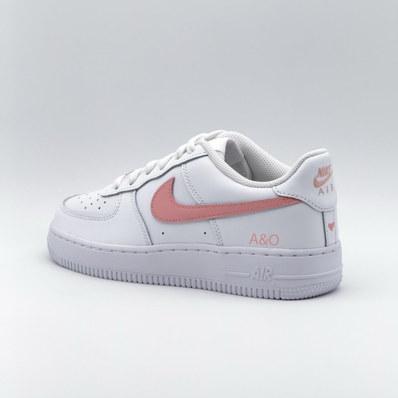 Custom Nike Air Force 1 - Nike Zeichen bemalt + Datum/Initialen