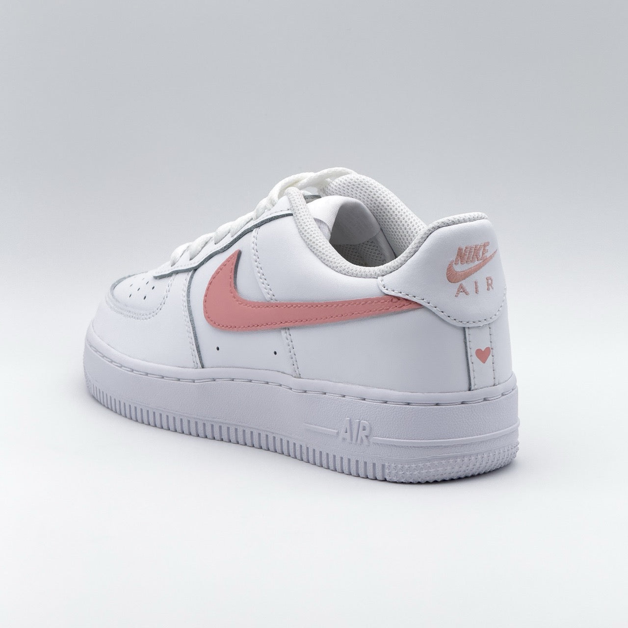 Custom Nike Air Force 1 - Nike Zeichen bemalt