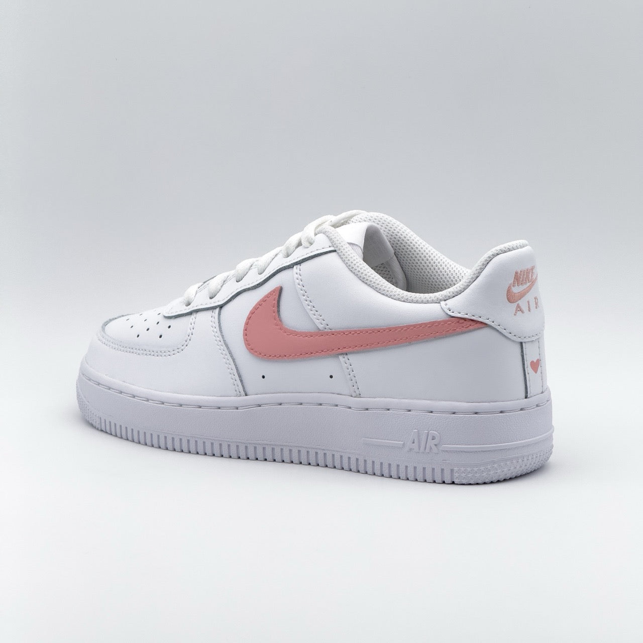 Custom Nike Air Force 1 - Nike Zeichen bemalt