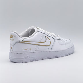 Custom Nike Air Force 1 - Nike Zeichen umrandet + Datum/Initialen